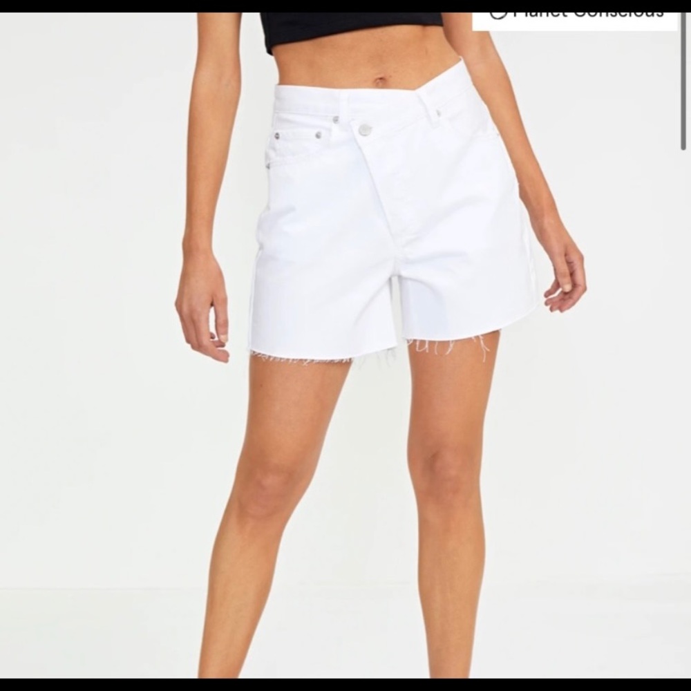 lessons assymetrical white shorts! is a size 14 aus, meaning a us size 10